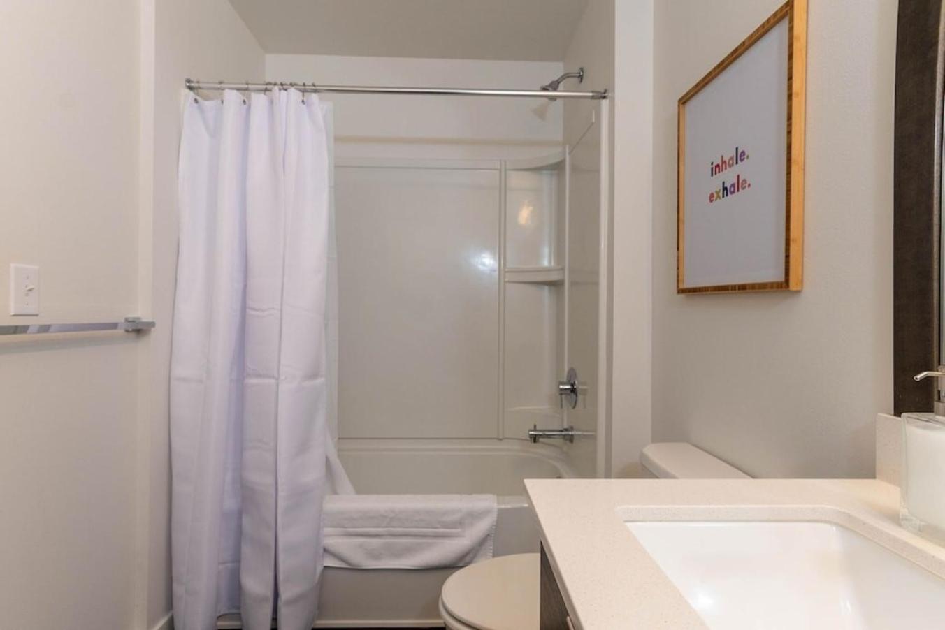 Self Check-In-Washer-Dryer-4Ksmart Tv-King Bed-Gym 塔科马 外观 照片